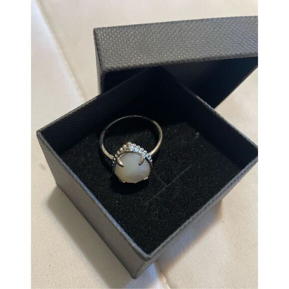Kendra Scott Teardrop White Moonstone Ring Sz8 - Picture 2 of 5
